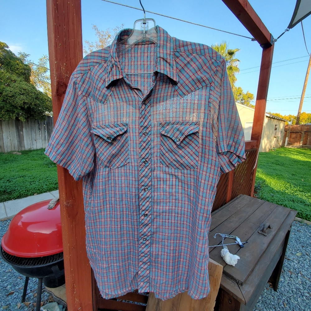 Vintage Cowboy cut short sleeve button up. No tags/labels. XL. Plaid red n' blue